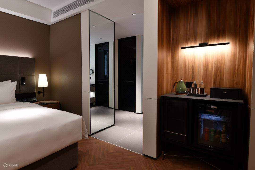 Intercity Deluxe Room - King Bed